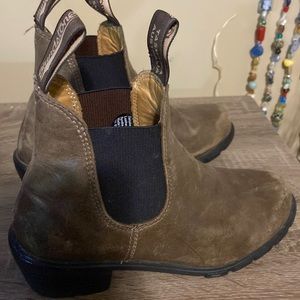 Used brown rustic Blundstone size 6 dress style